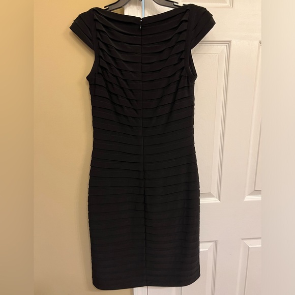 Adrianna Papell Special occasion Dresss. Size 10 black, very figure flattering - Picture 4 of 5